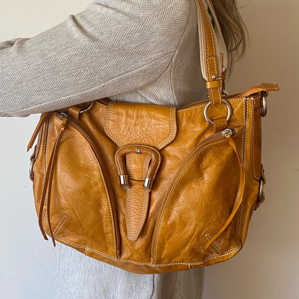 Beautiful tan leather bag, stylish zippers perfect strap length.